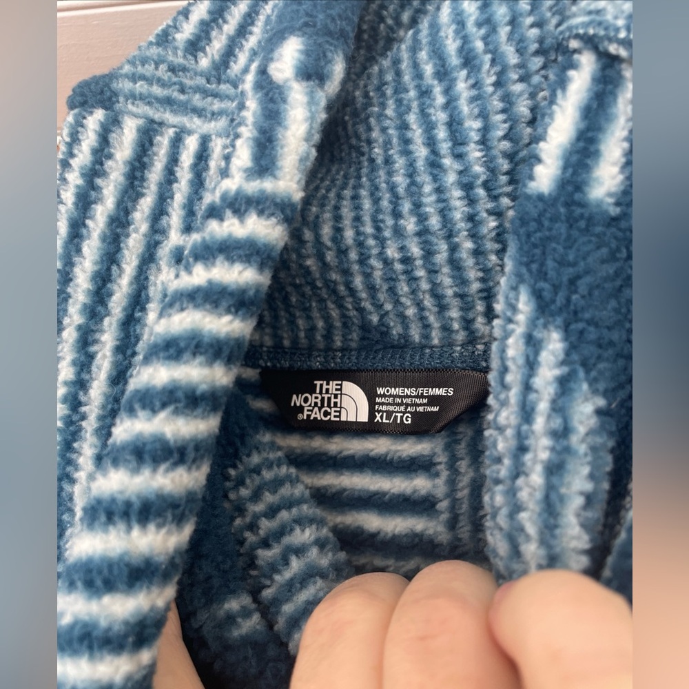 The North Face Women's XL Teal And White Pattern Pullover Fleece - Picture 3 of 5